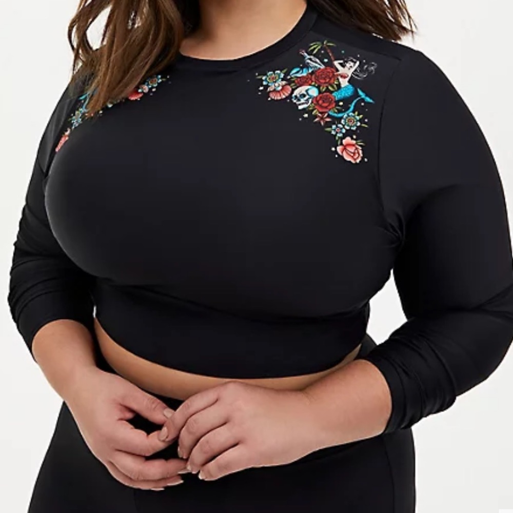 BLACK TATTOO PRINT WIRELESS CROP RASH GUARD